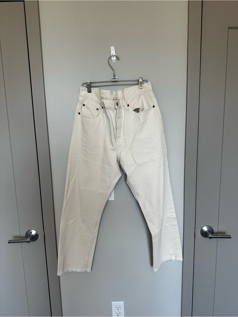 Levi's Off-White Cropped Ankle Jeans